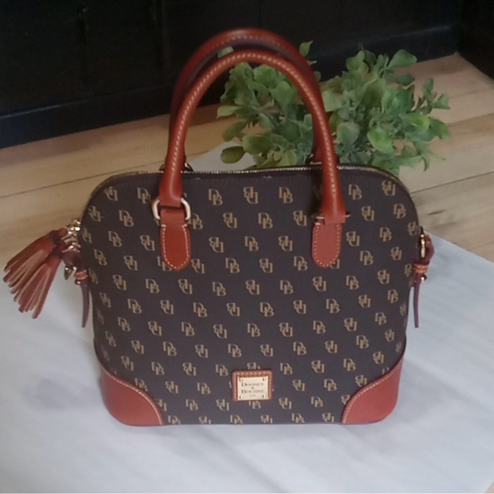 FINAL SALE!  Dooney & Bourke Gretta Signature Handbag 👜 Gorgeous!! - Picture 2 of 9